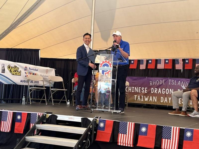 美國羅德島州州長麥基（Dan McKee，右）與駐波士頓辦事處長廖朝宏，共同出席當地龍舟賽暨台灣日活動。（駐波士頓辦事處提供）