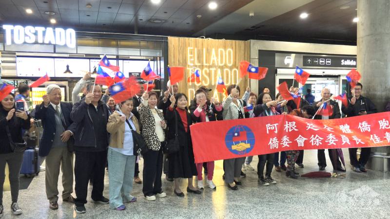 僑胞揮舞國旗歡迎徐佳青