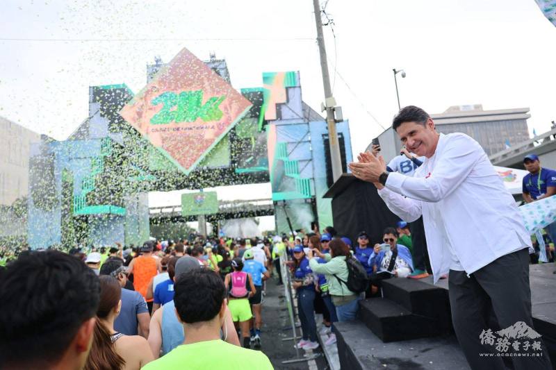 瓜京市市長Ricardo Quiñónez Lemus為路跑活動鳴笛加油