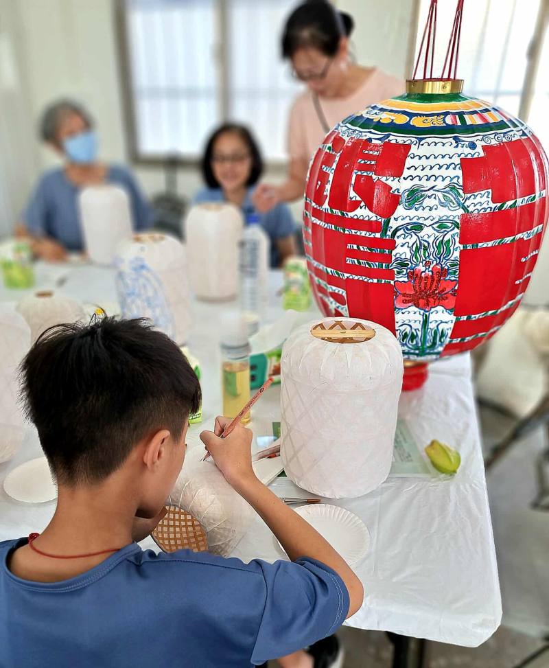 體驗彩繪象徵添丁與子孫綿延的「新郎燈」