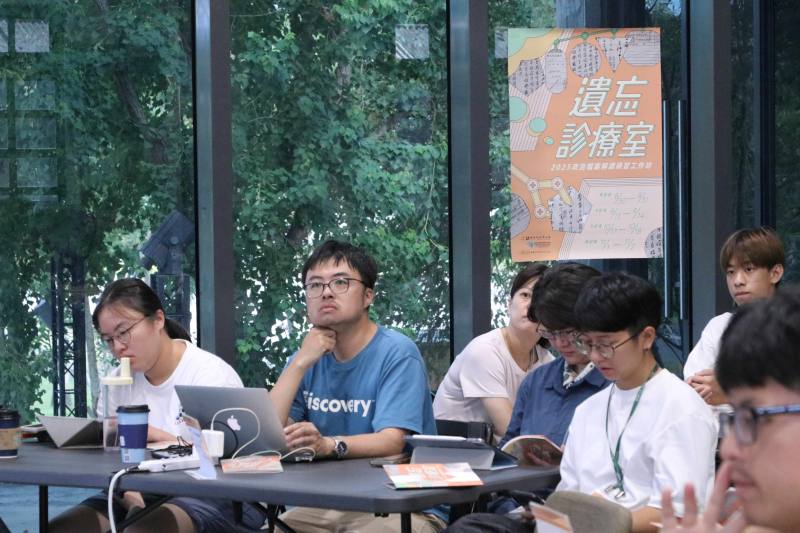 學員專注聽講，學習政治檔案的解讀關鍵。