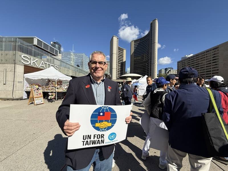 多倫多僑民挺台入聯遊行，有民眾自滑鐵盧前來，其中包括與家人及愛犬同行的克勞夫（Richard Clough），他身上別著中華民國國旗等挺台別針，格外醒目。