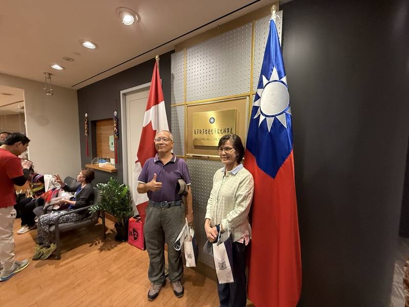 多倫多台僑挺台入聯遊行活動結束，民眾受邀進入辦事處略事休息，有些人說有「回家」的溫馨感受，有些人特別拍照留念。