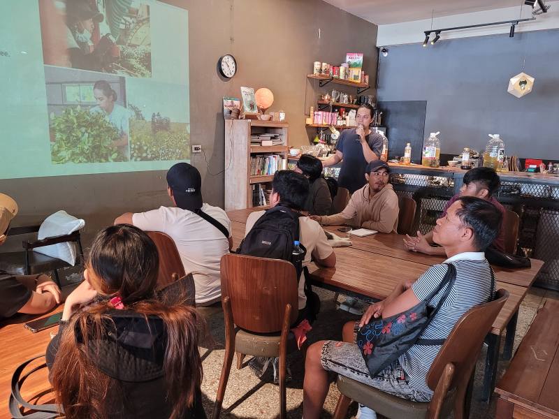 「好茶咖啡工作室」負責人謝瑋翔農友(站立者)向青農介紹茶園經營與管理