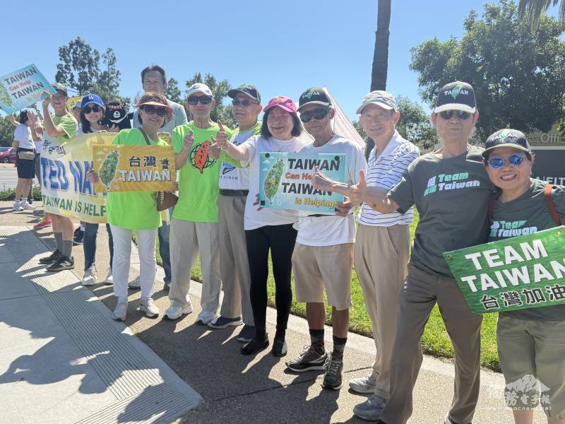 造勢隊伍以標語及手勢，與來往車輛、行人互動