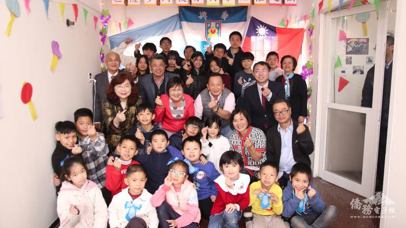 僑委會委員長徐佳青、駐阿根廷代表謝妙宏、僑務委員陳俊宏、僑聯會理事長洪瑞堂及僑務顧問洪國益與小朋友們合照