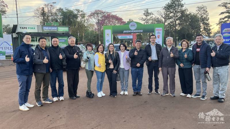 上巴拉納省省長蘭迪(左５)、伊瓜蘇市長河野(左６)、駐東方市總領事陳慧芬(左７)與東方市僑領共同出席開幕儀式