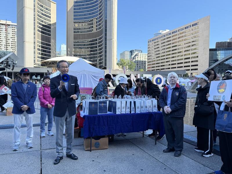 多倫多台僑在市政府廣場前發起挺台入聯遊行活動。台北駐多倫多辦事處長梁毅鵬（致詞者）在遊行開始前，代表政府向僑民表達感謝。