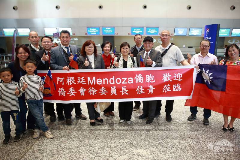 謝妙宏偕同仁，與陳俊宏、洪瑞堂及門多薩（Mendoza）省僑胞前往機場歡迎徐佳青蒞臨指導