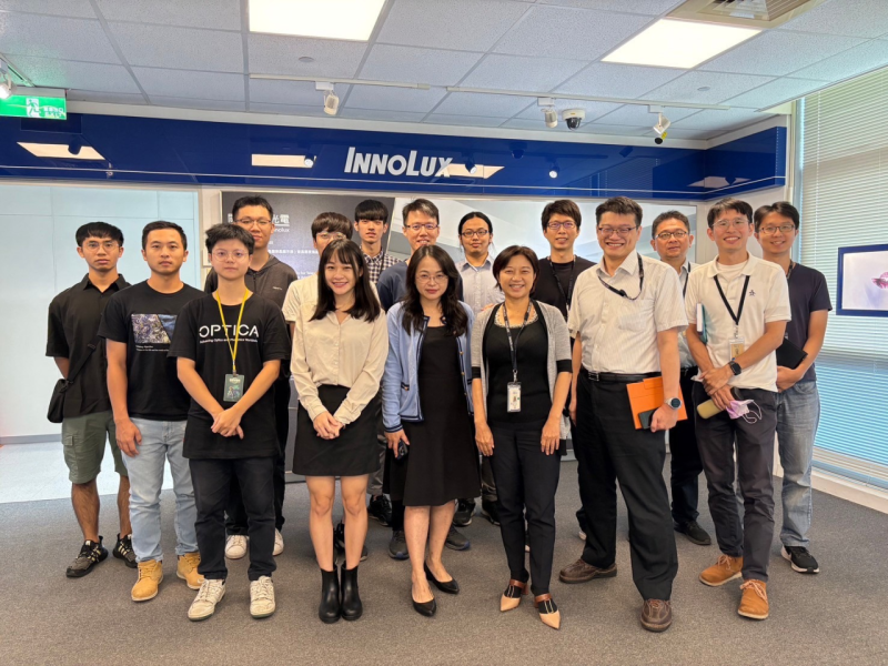 國立陽明交通大學林怡欣特聘教授領導的研究團隊，成功突破液晶的物理與化學本質上對梯度折射率型液晶鏡片(LC gradient Index lenses)的限制，研發出全球第一支具量產性的「梯度折射率液晶眼鏡」。