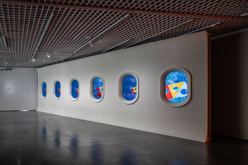 香港藝術家李鈺淇作品「把我的眼睛沉入你的眼睛」，結合飛機窗景與多頻道動畫，重現飛機窗外的流動景象，並在北師美術館「亂流：半睡飛行夢」展覽展出至11月2日。（北師美術館、dulub studio提供）