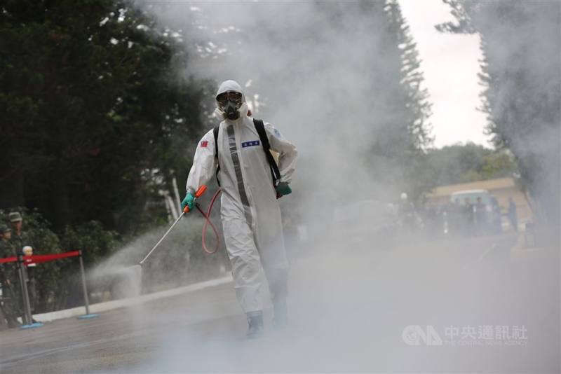 圖為國軍化兵穿著C級服執行消毒作業。（中央社檔案照片）