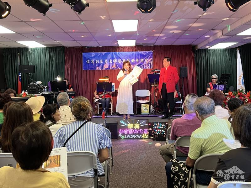 橙縣文教中心主任蕭蓓如向現場民眾們推廣僑委會六大社群平臺