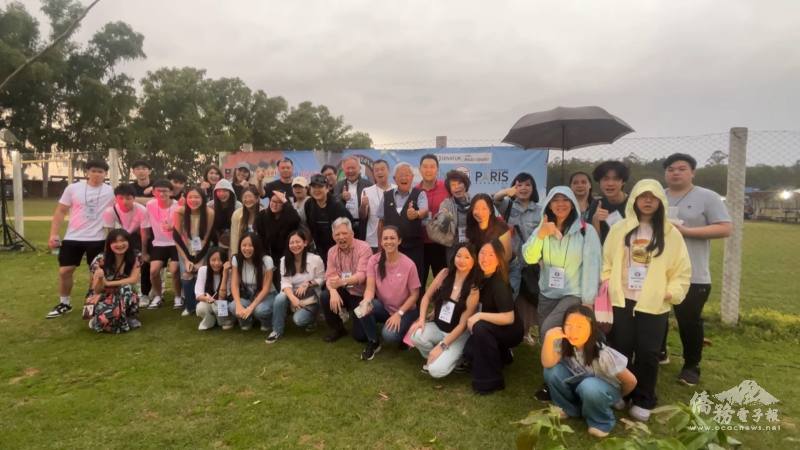 活動最後一天飄著細雨，僑胞們一樣熱情不減