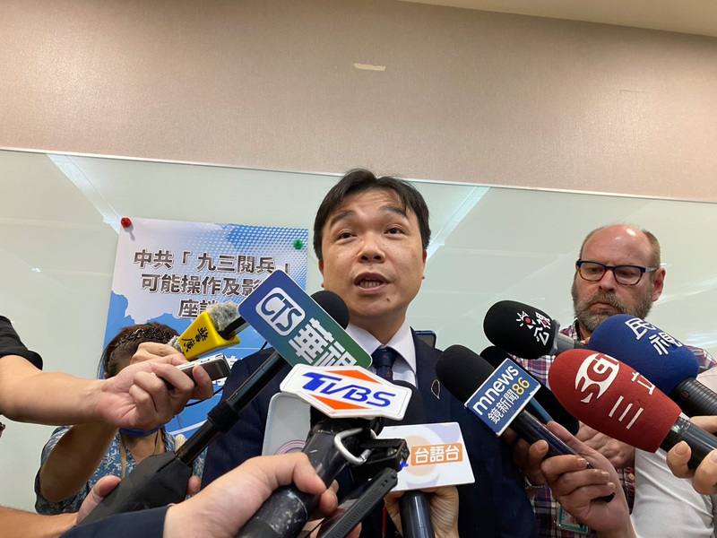 中華亞太菁英交流協會主辦的「中共『九三閱兵』可能操作及影響座談會」1日下午在台大校友會館舉行。陸委會副主委沈有忠在座談會舉行之前接受媒體聯訪。