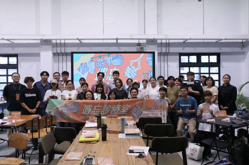 「遺忘診療室：政治檔案解讀研習工作坊」東部場活動在宜蘭縣五結鄉「宜蘭青年創生基地」舉辦，圖為現場合影。