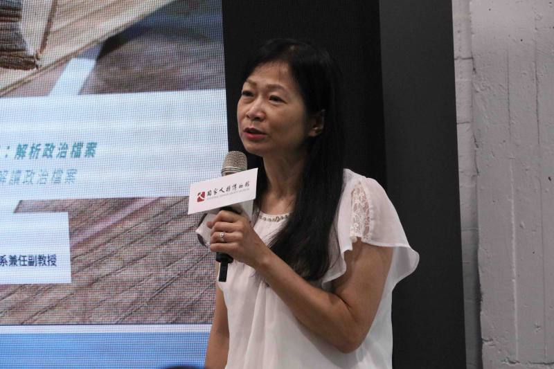 國史館修纂處歐素瑛處長引用實例來向學員講解政治檔案分析與識別關鍵資訊的技巧。