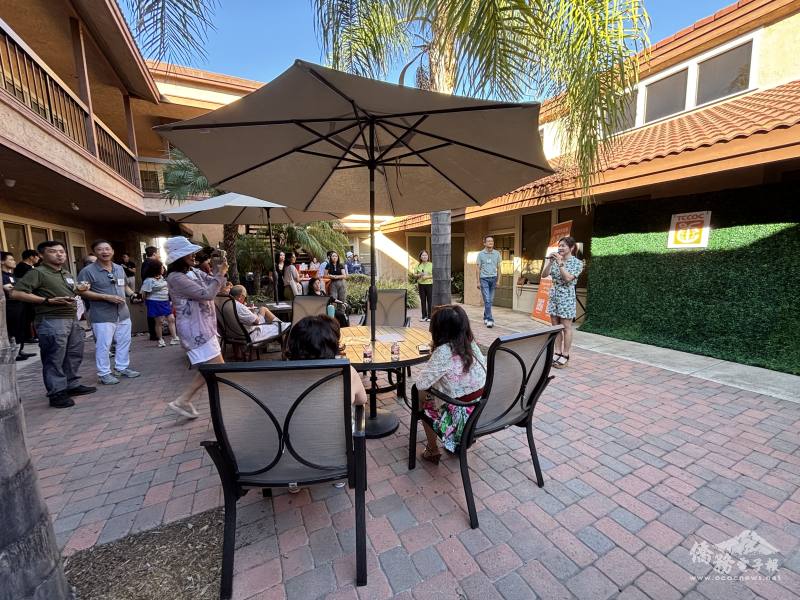 橙僑中心主任蕭蓓如(右1)出席活動致詞並推廣介紹僑委會六大社群追蹤平臺