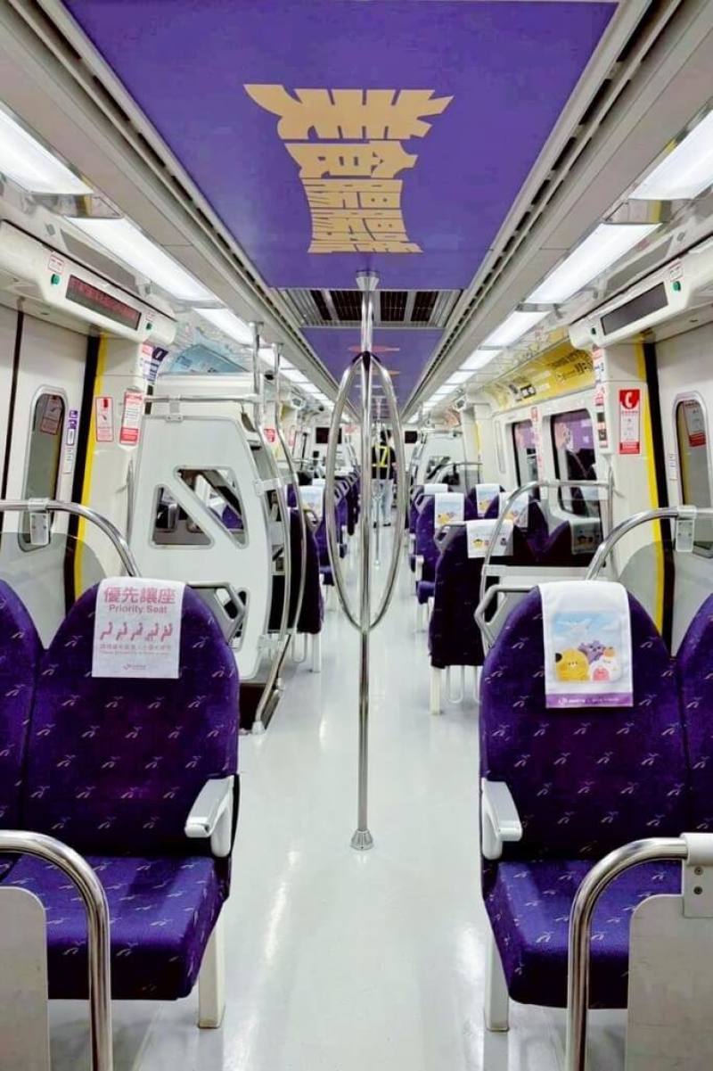 桃園大眾捷運公司除了針對車廂硬體進行升級，也積極推動文創IP合作，推出一列以dtto friends為主題的直達車，搭配專屬頭枕巾與車廂內裝，增添乘車樂趣。（桃園大眾捷運公司提供）