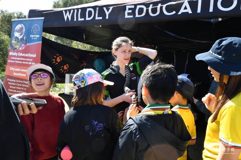 導賞員講解蛇類在⽣態系統中扮演的角色