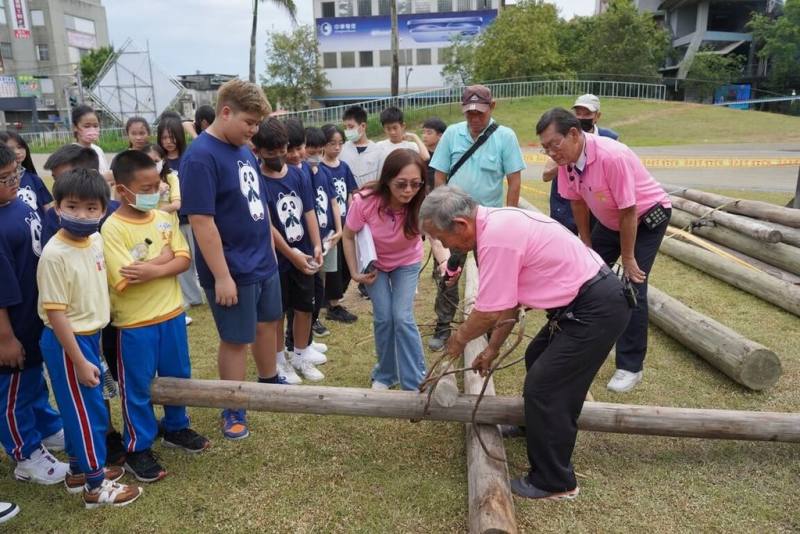 宜蘭礁溪中秋節盪鞦韆活動10月將在礁溪國小操場舉行，1日舉辦架設動土典禮，將搭設2組7公尺鞦韆架供比賽，另有1組4公尺體驗鞦韆架，由經驗豐富的老師傅黃文夫（前右）現場綁紮。（礁溪鄉公所提供）