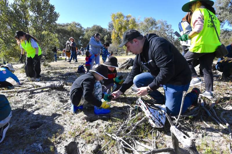 父親和孩子一同種下小樹苗