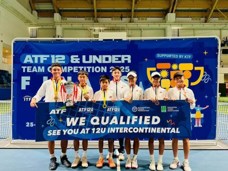 2025亞洲U12網球團體錦標賽甫落幕，台灣男子代表隊在決賽以2比1擊敗中國隊，勇奪冠軍。帶隊教練謝旺成（左1）稱讚小朋友實力成熟，甚至已超越同齡選手，都是台灣網球界的潛力新星。（教練謝旺成提供）