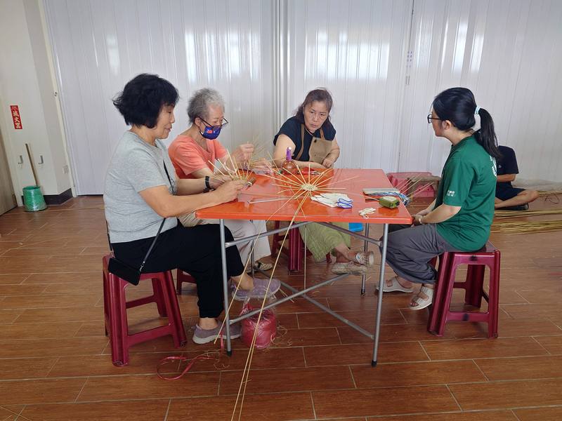 2025第3屆馬祖國際藝術島5日將正式開展，藝術家甘銘源在南竿澳口帶來竹編大型裝置「拍楸－簍光．竹影」，日前也舉辦工作坊，邀請鄰近的仁愛村民製作撈蝦皮使用的竹編器皿