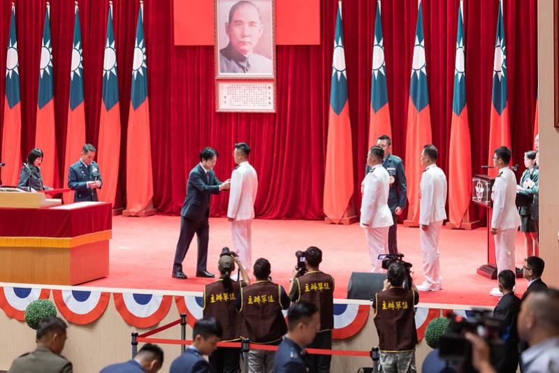 賴清德總統2日上午出席「114年軍人節暨全民國防教育日表揚大會」