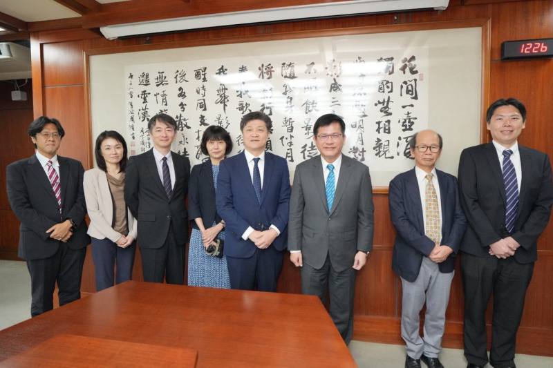 外交部長林佳龍與日本東京大學兩岸關係研究小組合影。