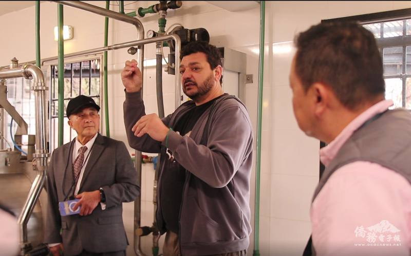 廠長Gabriel Guardia解說製作工序