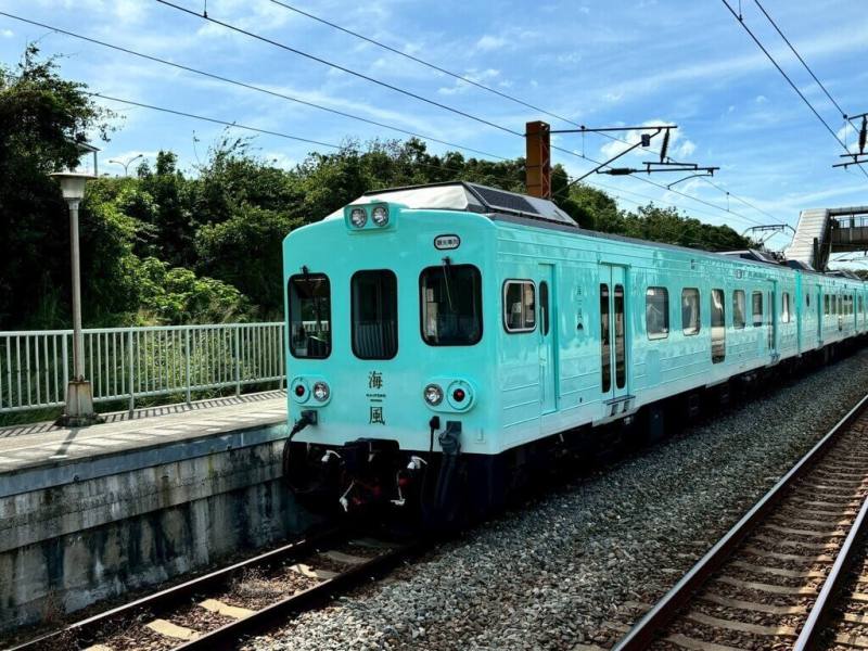 富邦美術館表示，觀光列車「富邦美術館x海風號」29日將登場，與台鐵公司、雄獅旅遊合作，讓民眾搭乘列車到戶外寫生，展開半日藝術鐵路之旅。（雄獅旅行社提供）