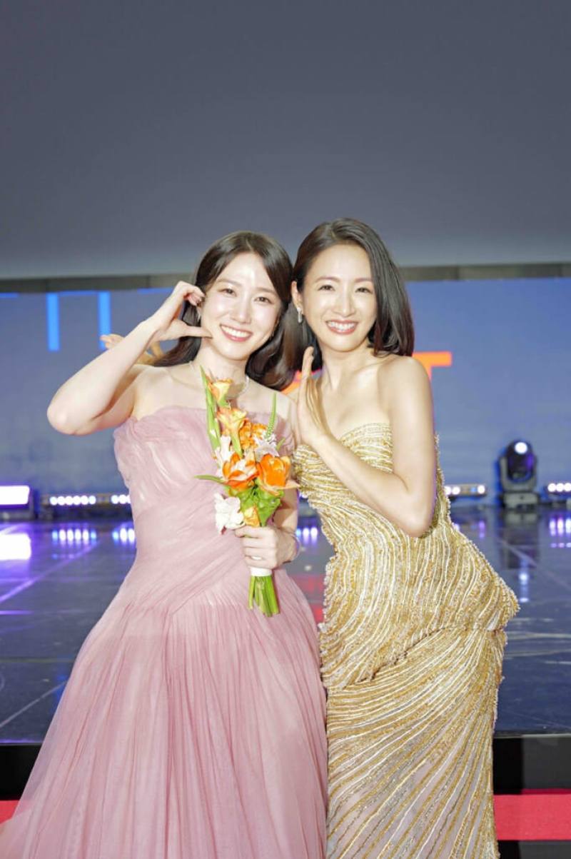 台灣演員林依晨（右）以評審身分參加全球OTT大獎，不僅展現流利的外語能力，更以專業眼光分享對海外影視的觀察。圖為她在後台與韓國演員朴恩斌（左）合影，並向對方表示盼未來能有合作機會（周子娛樂提供）