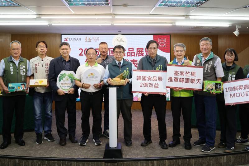 台南市政府1日舉辦「韓國食品展暨拓銷成果發表會」，市長黃偉哲（右5）指出，雖然7月正值台南風災復原期，農業產量受到影響，但台南農特產品仍在韓國食品展大放異彩，吸引消費者高度關注。（台南市政府提供）