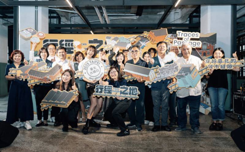 台北市政府文化局宣布2025台北古蹟日起跑，主題為「行經之地：穿越台北的城市縫隙」，副市長林奕華（前中）、活動代言人大霈（前中左）1日出席記者會，邀請民眾來場台北深度文化之旅。（台北市文化局提供）