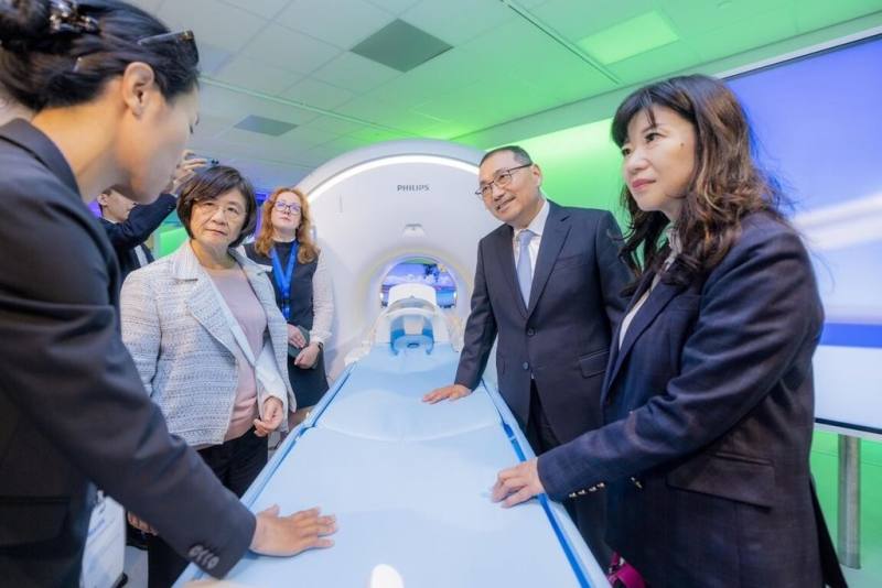 新北市長侯友宜（右2）率市府團隊展開歐洲市政考察行程，前往荷蘭飛利浦Best園區，了解遠距病患監測平台與AI輔助診斷影像技術。（新北市政府提供）