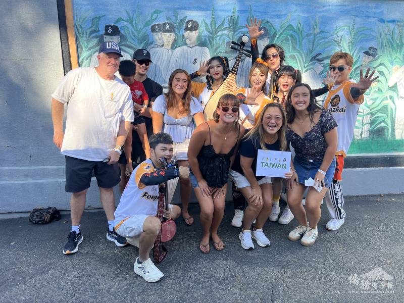 主流民眾手持標語支持臺灣