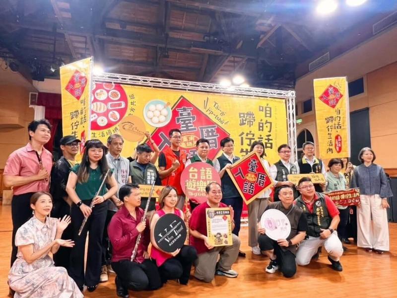2025台南台語月2日正式啟動，以「入厝」意象串聯鴨母寮市場、德盛米廠、十八卯茶屋、小南天福德祠等10處空間，規劃「臺語入厝闖關趣」互動行動，盼實踐「語言就是生活」的理念（台南市政府提供）