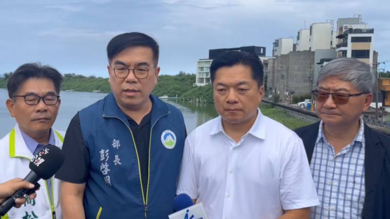 有業者擬在宜蘭沿岸設置14部風力發電機，民進黨立委陳俊宇（右2）2日邀環境部長彭啓明（左2）到宜蘭現勘，彭啓明受訪表示，環境部立場是不鼓勵、不支持，一定會以確保環境為最優先，並考量民眾的生活品質