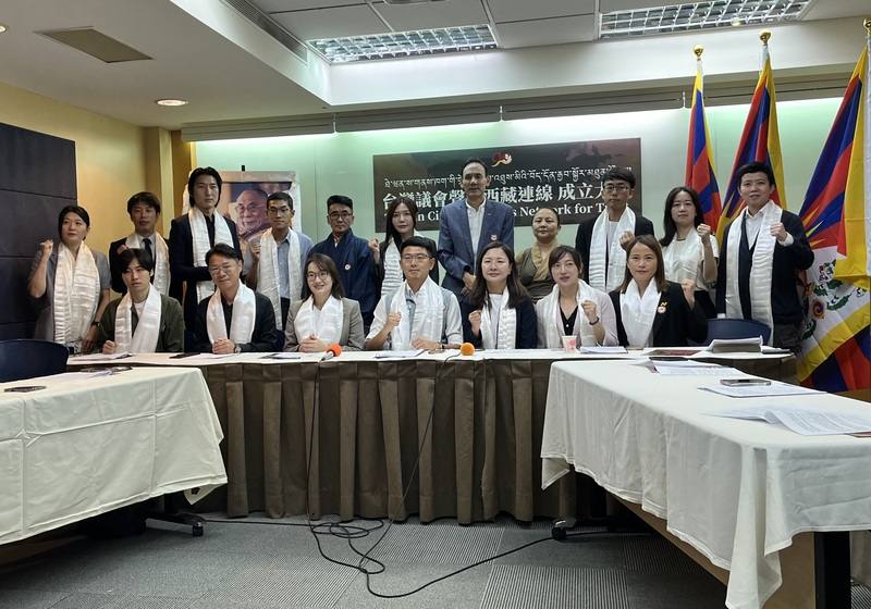 台灣議會聲援西藏連線2日上午在台大校友會館宣告成立。西藏台灣人權連線秘書長札西慈仁（後排左5起）、台灣國會西藏連線會長吳沛憶、達賴喇嘛西藏宗教基金會董事長格桑堅參與地方議員合影。