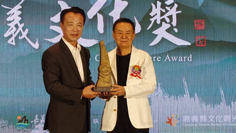 台語音樂重要推手，深耕影視劇場、金馬獎、金曲獎、金鐘獎滿貫得主蔡振南（右），2日榮獲嘉義縣長翁章梁（左）頒發「嘉義文化獎」特別獎，表彰其貢獻