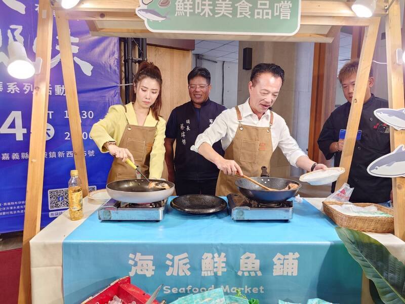 嘉義縣布袋鎮公所10月4日將在高跟鞋教堂舉辦「海味嘉年華」系列活動，2日在縣府舉辦記者會安排嘉義縣長翁章梁（前右）煎虱目魚肚，頓時香味四溢，翁章梁還把自己煎的虱目魚肚吃光光