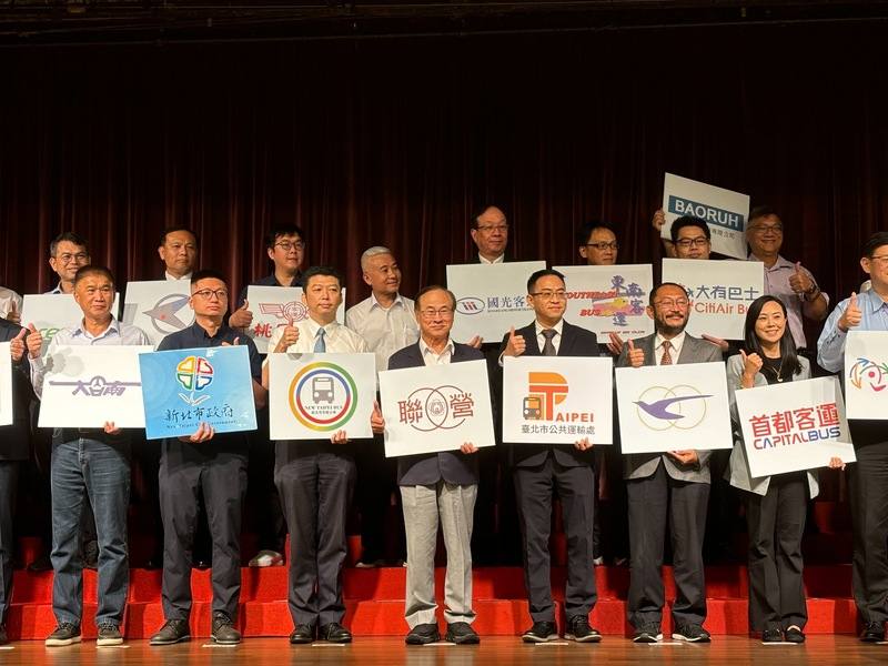 台北市公車聯營管理委員會、新北市公共汽車客運商業同業公會2日舉辦雙北公車電子票證及電子支付特約機構契約書簽約儀式，宣布雙北公車將導入LINE Pay、全支付、街口支付、悠遊付乘車碼、一卡通及icash Pay等多元電子支付掃碼乘車服務