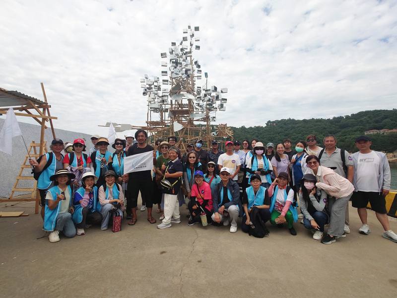 2025第3屆馬祖國際藝術島即將開展，2日進行南竿場導覽研習，參與者與藝術家朱威龍（前左4）在其作品「漁夢」前合影