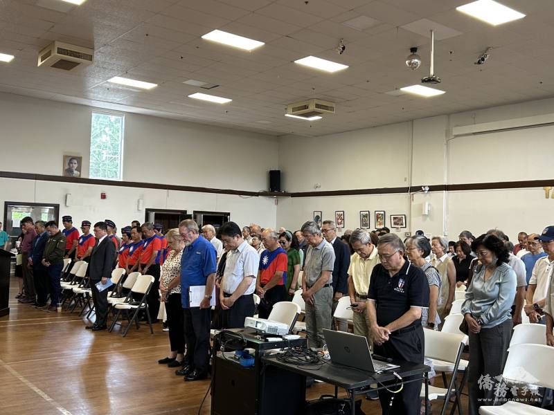 與會人士為抗日犠牲軍民默禱