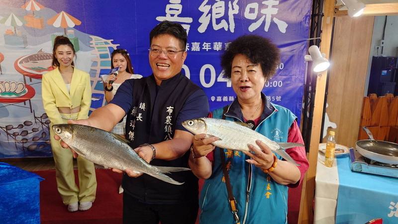 嘉義縣布袋鎮公所10月4日將在高跟鞋教堂舉辦「海味嘉年華」系列活動，鎮長蔡瑋傑（前左）2日在縣府舉辦宣傳記者會，捉著虱目魚邀請大家來布袋吃海鮮