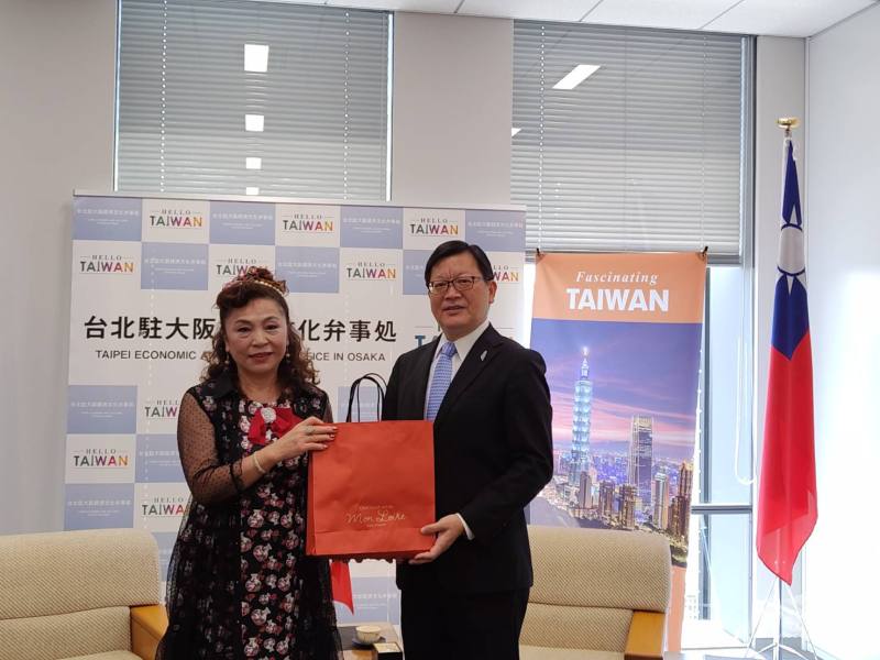 國策顧問謝美香(左)代表致贈禮品