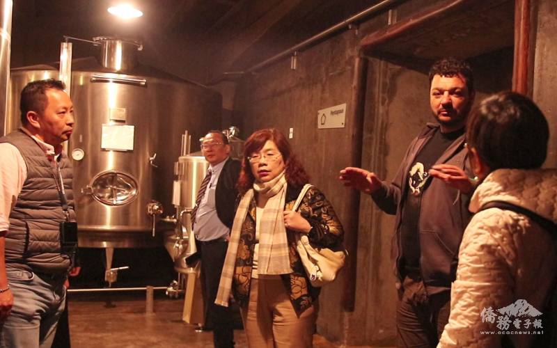 僑委會委員長徐佳青等一行人參訪地窖