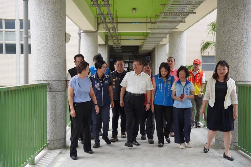 新竹縣立湖口高級中學2日遷入王爺壟新校區迎新學年，新竹縣長楊文科（中白衣者）等前往視察