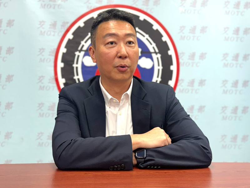 針對教師節等3連假的中南部旅宿訂房率偏低，交通部長陳世凱（圖）2日表示，中南部水災確實影響當地觀光，後續將透過大型活動，吸引旅客前往旅遊，國旅補助則還在討論中